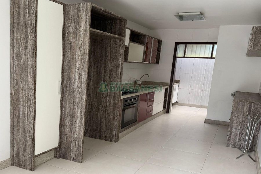 Sobrado com 120m², 3 dormitórios, 2 vagas, no bairro Desvio Rizzo em Caxias do Sul para Alugar