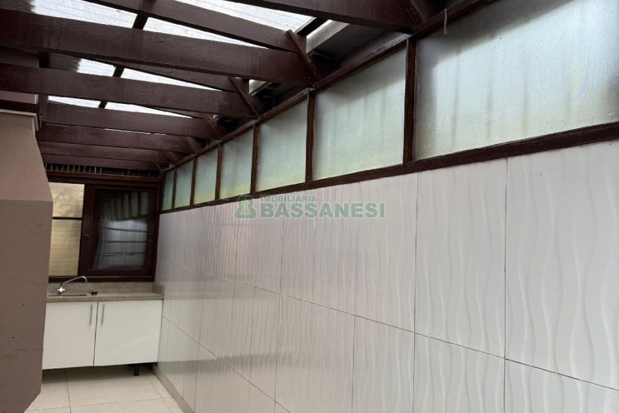 Sobrado com 120m², 3 dormitórios, 2 vagas, no bairro Desvio Rizzo em Caxias do Sul para Alugar