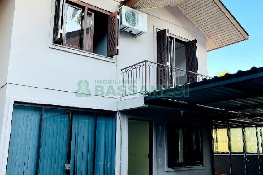 Sobrado com 120m², 3 dormitórios, 2 vagas, no bairro Desvio Rizzo em Caxias do Sul para Alugar