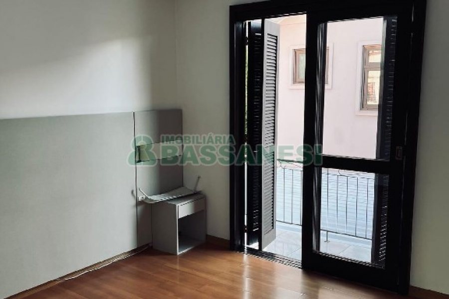 Sobrado com 120m², 3 dormitórios, 2 vagas, no bairro Desvio Rizzo em Caxias do Sul para Alugar