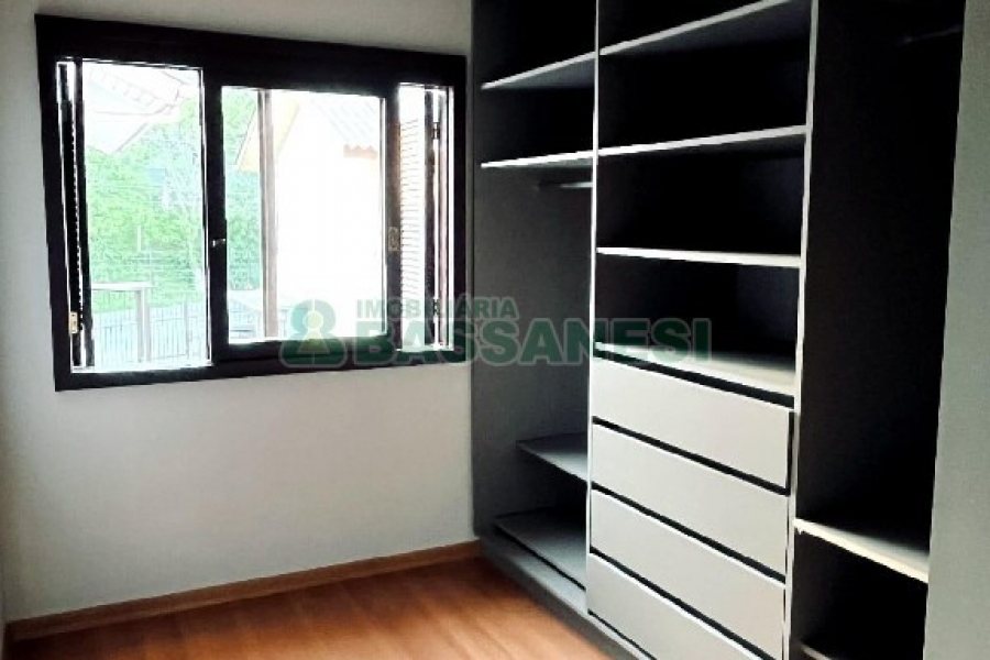 Sobrado com 120m², 3 dormitórios, 2 vagas, no bairro Desvio Rizzo em Caxias do Sul para Alugar