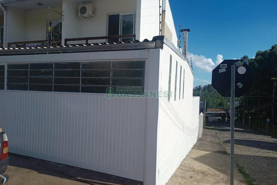 Sobrado com 62m², 2 dormitórios, 1 vaga, no bairro Santa Catarina em Caxias do Sul para Comprar