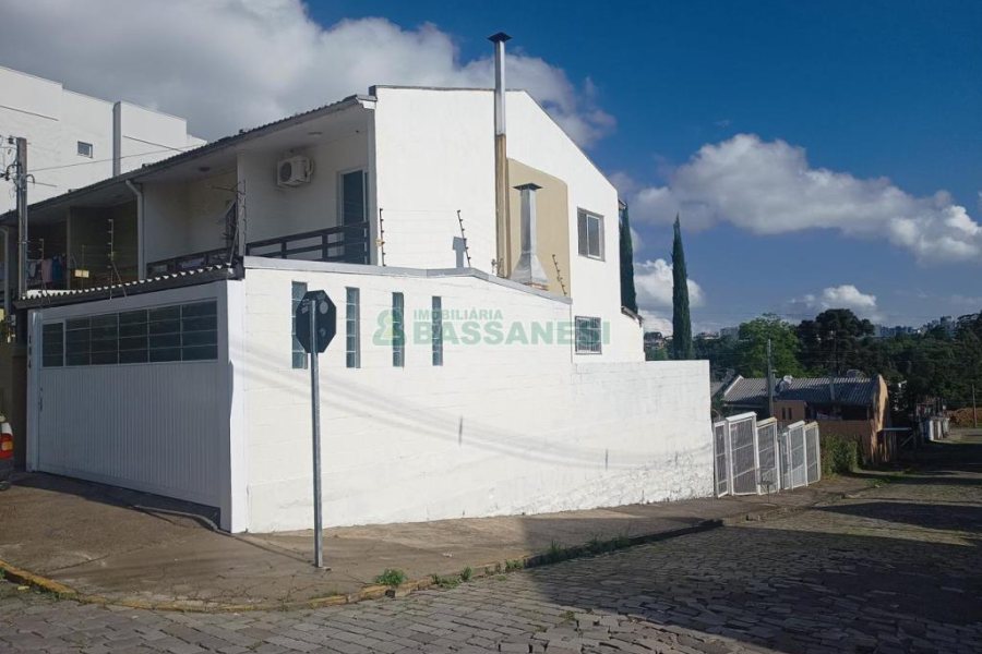 Sobrado com 62m², 2 dormitórios, 1 vaga, no bairro Santa Catarina em Caxias do Sul para Comprar