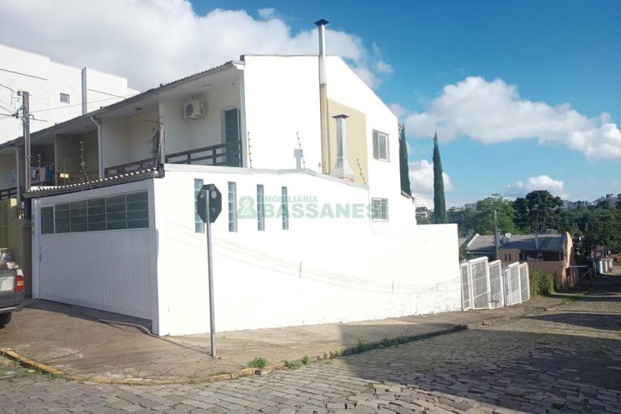Sobrado com 62m², 2 dormitórios, 1 vaga, no bairro Santa Catarina em Caxias do Sul para Comprar