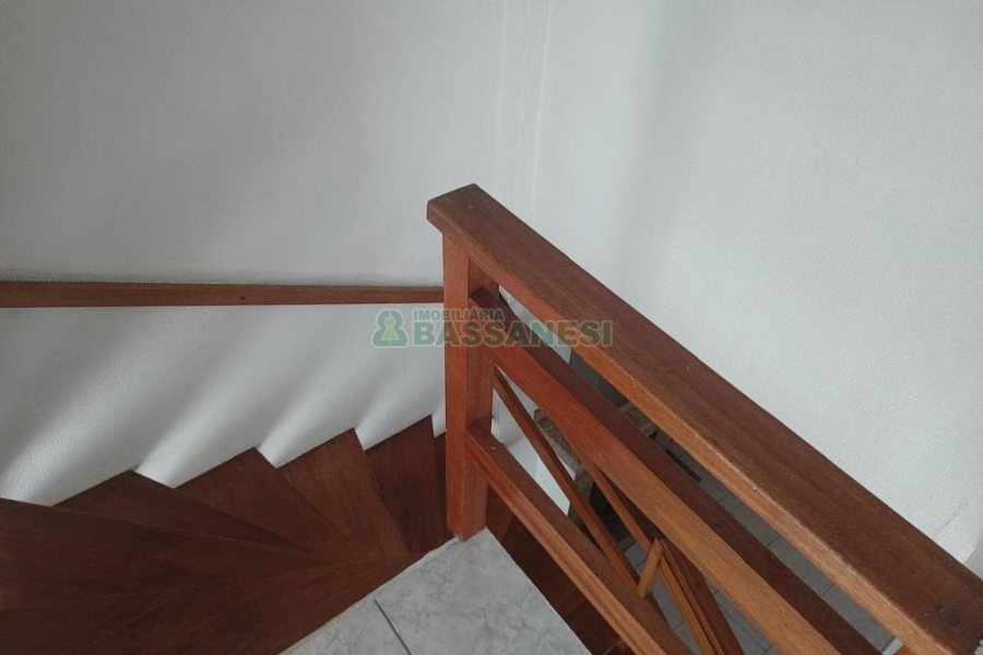 Sobrado com 62m², 2 dormitórios, 1 vaga, no bairro Santa Catarina em Caxias do Sul para Comprar