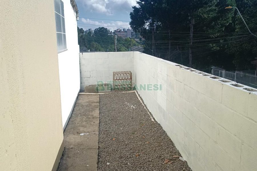 Sobrado com 62m², 2 dormitórios, 1 vaga, no bairro Santa Catarina em Caxias do Sul para Comprar