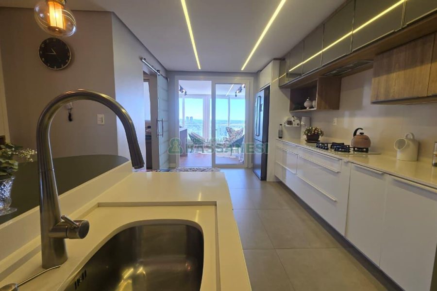 Apartamento com 178m², 3 dormitórios, 3 vagas, no bairro Centro em Caxias do Sul para Comprar