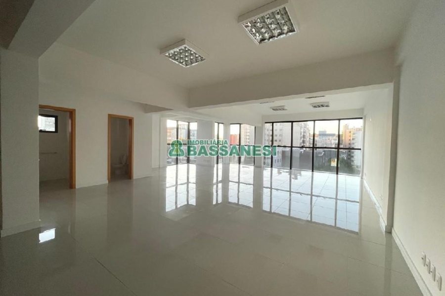 Sala com 279m², 2 vagas, no bairro Centro em Caxias do Sul para Alugar