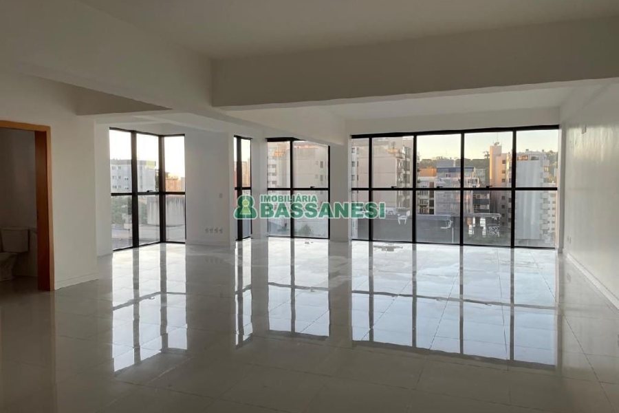 Sala com 279m², 2 vagas, no bairro Centro em Caxias do Sul para Alugar