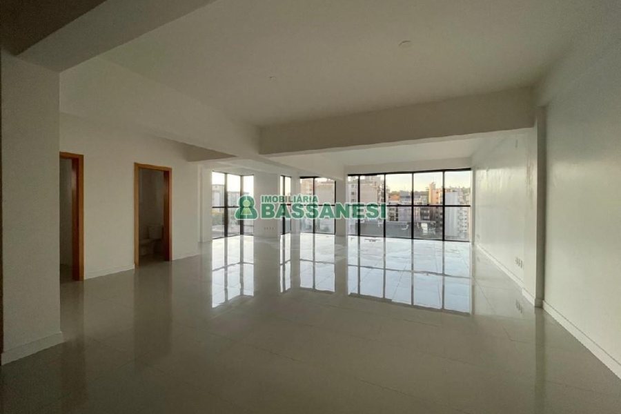 Sala com 279m², 2 vagas, no bairro Centro em Caxias do Sul para Alugar