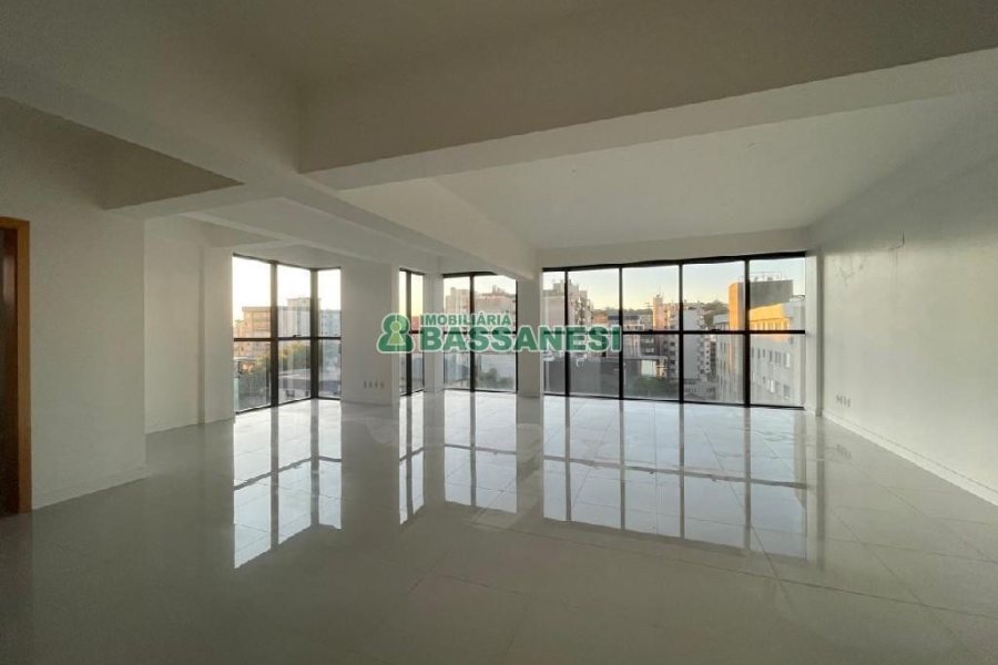 Sala com 279m², 2 vagas, no bairro Centro em Caxias do Sul para Alugar