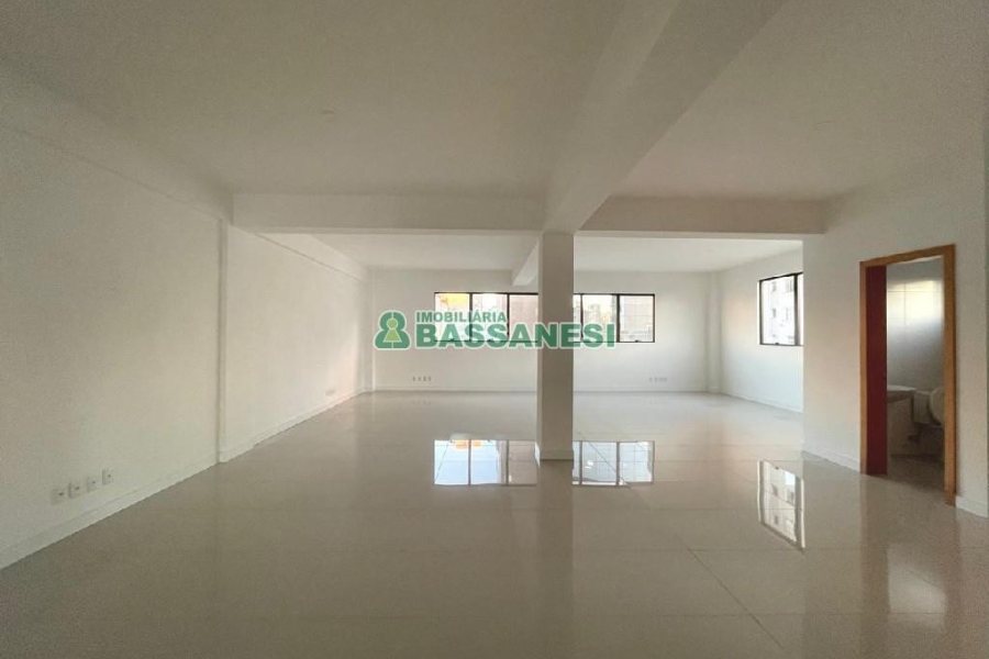 Sala com 279m², 2 vagas, no bairro Centro em Caxias do Sul para Alugar