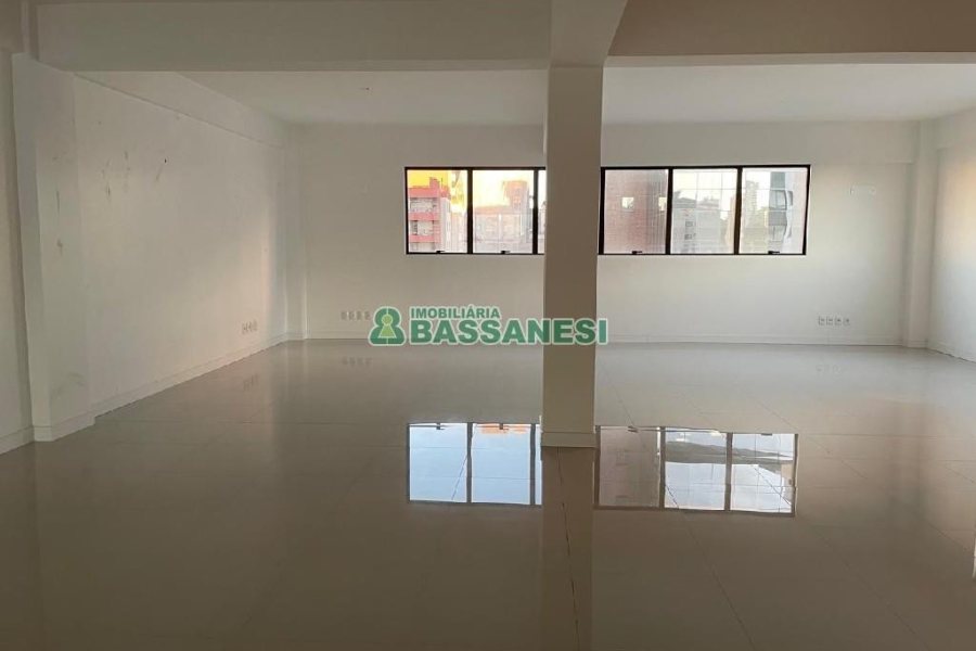 Sala com 279m², 2 vagas, no bairro Centro em Caxias do Sul para Alugar