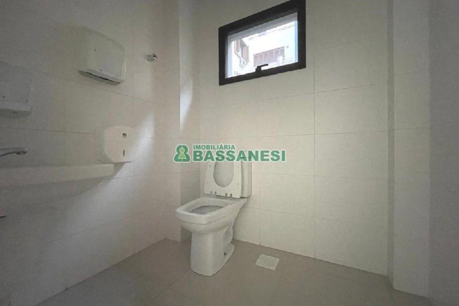 Sala com 279m², 2 vagas, no bairro Centro em Caxias do Sul para Alugar
