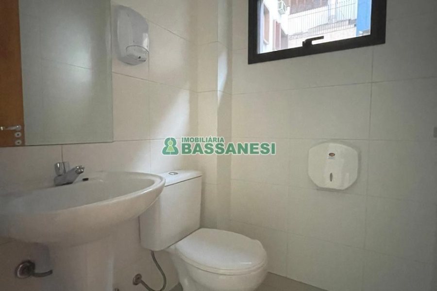 Sala com 279m², 2 vagas, no bairro Centro em Caxias do Sul para Alugar