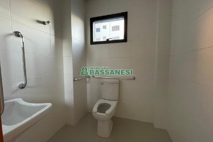 Sala com 279m², 2 vagas, no bairro Centro em Caxias do Sul para Alugar
