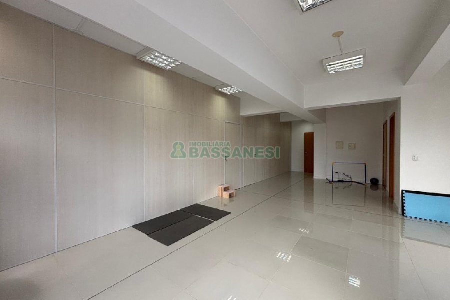 Sala com 279m², 2 vagas, no bairro Centro em Caxias do Sul para Alugar