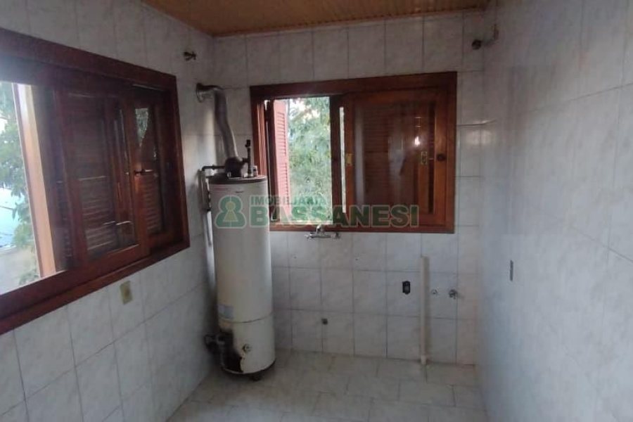 Casa com 242m², 3 dormitórios, 2 vagas, no bairro Forqueta em Caxias do Sul para Comprar