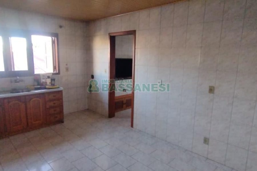 Casa com 242m², 3 dormitórios, 2 vagas, no bairro Forqueta em Caxias do Sul para Comprar