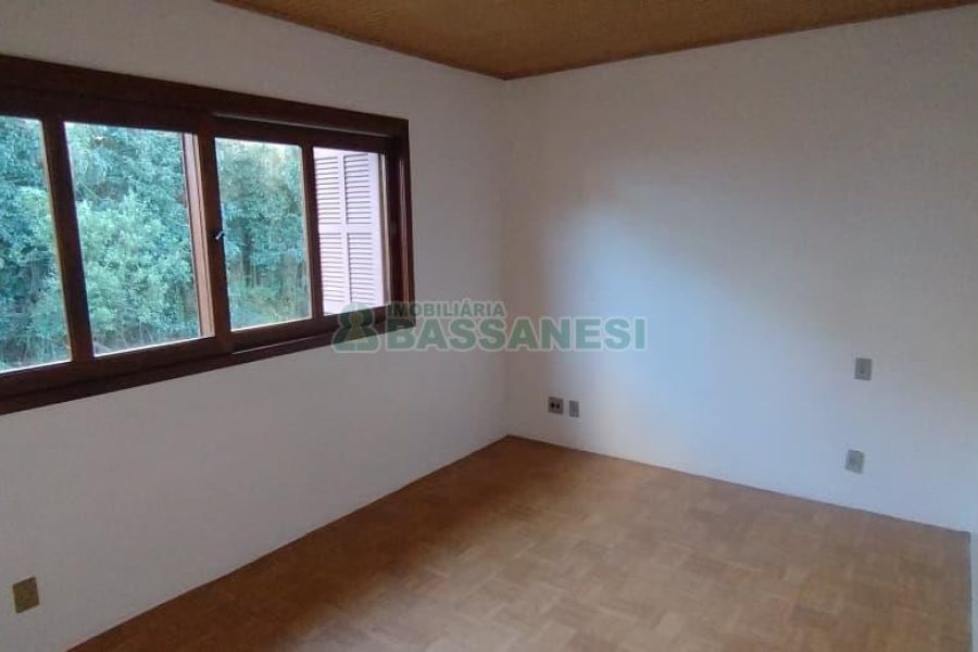 Casa com 242m², 3 dormitórios, 2 vagas, no bairro Forqueta em Caxias do Sul para Comprar