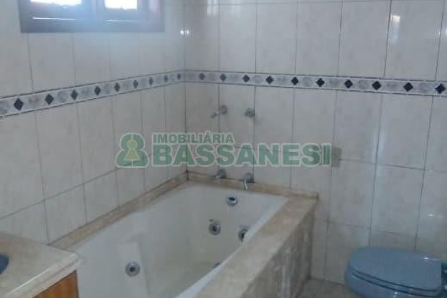 Casa com 242m², 3 dormitórios, 2 vagas, no bairro Forqueta em Caxias do Sul para Comprar