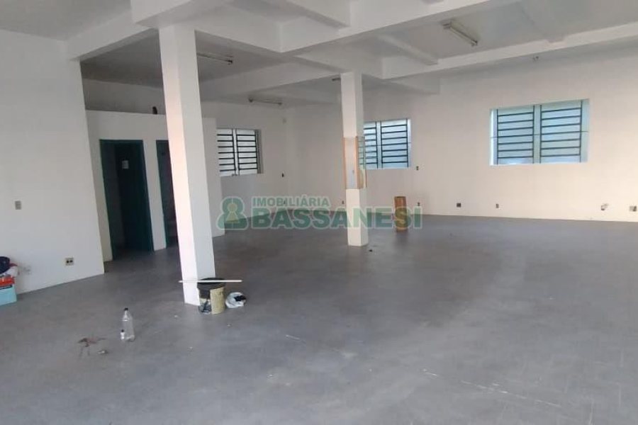 Casa com 242m², 3 dormitórios, 2 vagas, no bairro Forqueta em Caxias do Sul para Comprar