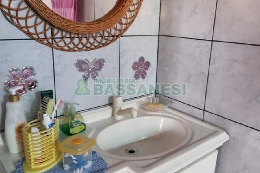 Casa com 135m², 4 dormitórios, 1 vaga, no bairro Desvio Rizzo em Caxias do Sul para Comprar