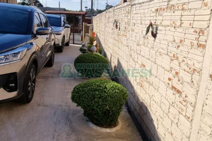 Casa com 135m², 4 dormitórios, 1 vaga, no bairro Desvio Rizzo em Caxias do Sul para Comprar