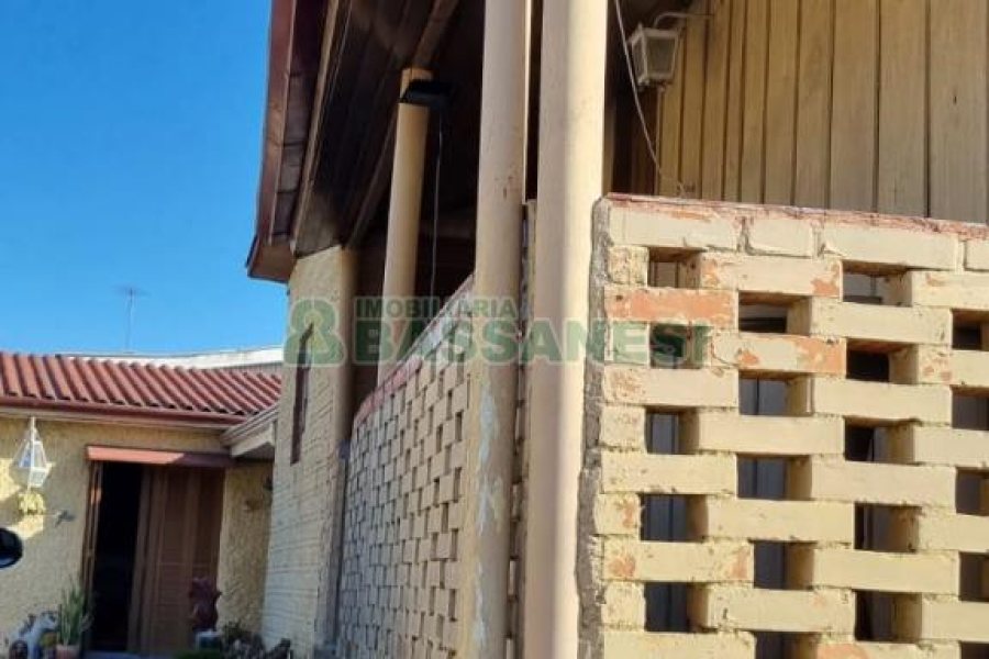 Casa com 135m², 4 dormitórios, 1 vaga, no bairro Desvio Rizzo em Caxias do Sul para Comprar