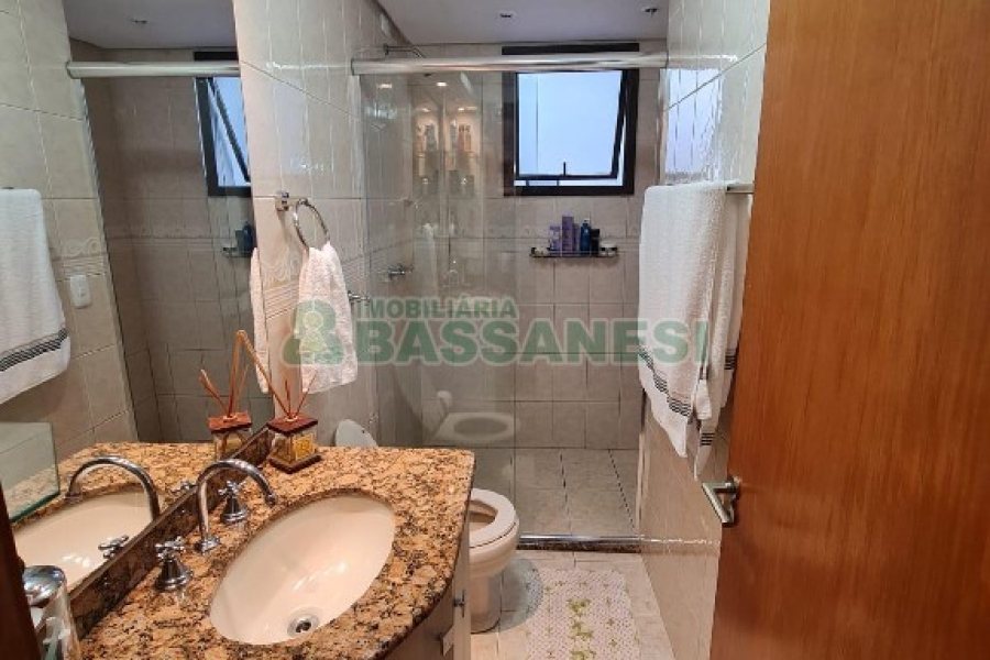 Apto Mobiliado com 115m², 3 dormitórios, 2 vagas, no bairro Centro em Caxias do Sul para Alugar