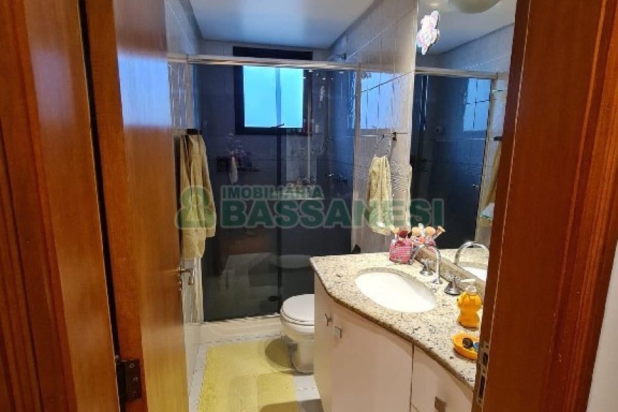 Apto Mobiliado com 115m², 3 dormitórios, 2 vagas, no bairro Centro em Caxias do Sul para Alugar