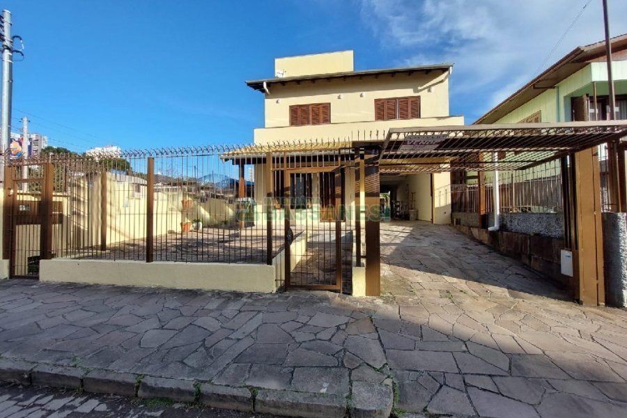 Casa com 179m², 3 dormitórios, 2 vagas, no bairro Santa Catarina em Caxias do Sul para Comprar