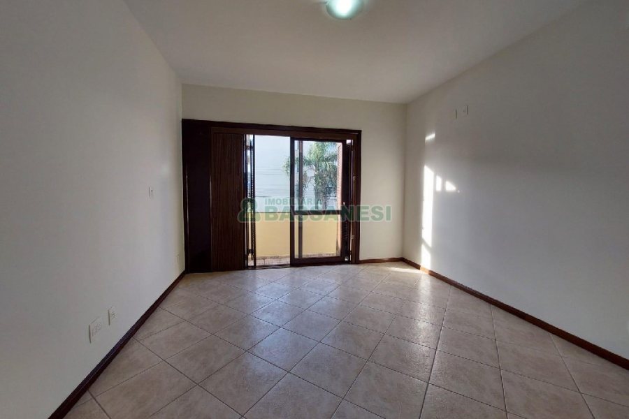 Casa com 179m², 3 dormitórios, 2 vagas, no bairro Santa Catarina em Caxias do Sul para Comprar