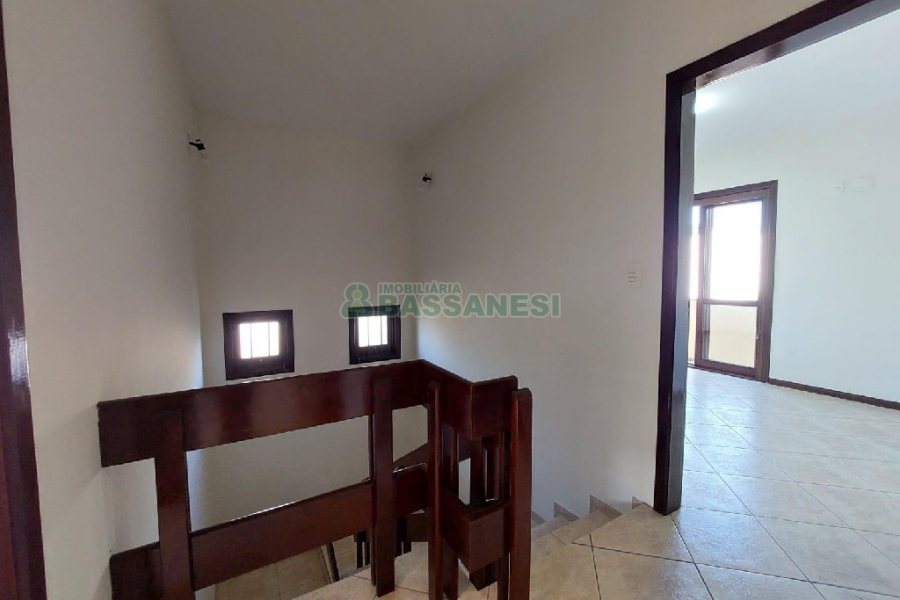 Casa com 179m², 3 dormitórios, 2 vagas, no bairro Santa Catarina em Caxias do Sul para Comprar