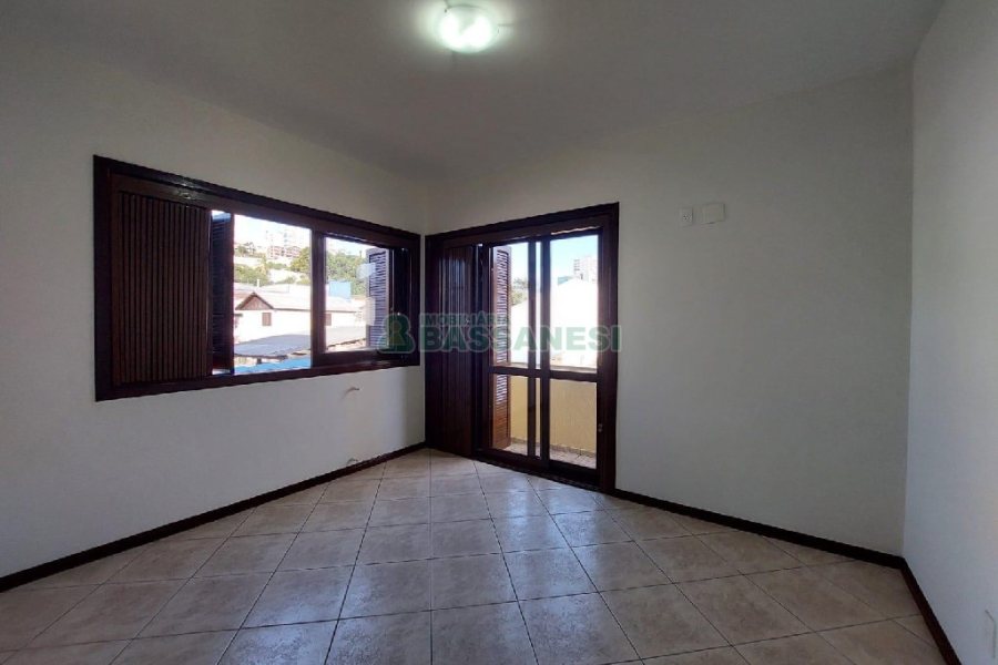 Casa com 179m², 3 dormitórios, 2 vagas, no bairro Santa Catarina em Caxias do Sul para Comprar