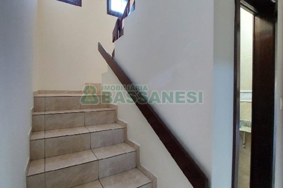 Casa com 179m², 3 dormitórios, 2 vagas, no bairro Santa Catarina em Caxias do Sul para Comprar