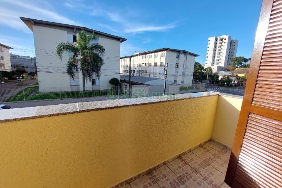 Casa com 179m², 3 dormitórios, 2 vagas, no bairro Santa Catarina em Caxias do Sul para Comprar