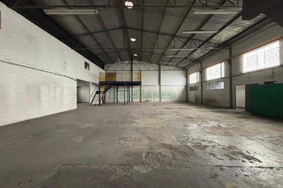 Pavilhão com 900m², no bairro Bela Vista em Caxias do Sul para Alugar