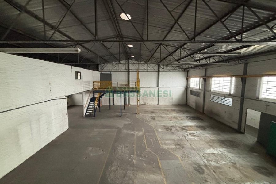 Pavilhão com 900m², no bairro Bela Vista em Caxias do Sul para Alugar