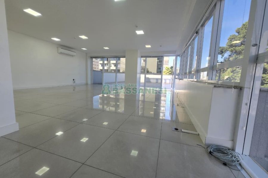 Sala com 65m², 2 vagas, no bairro Centro em Caxias do Sul para Alugar