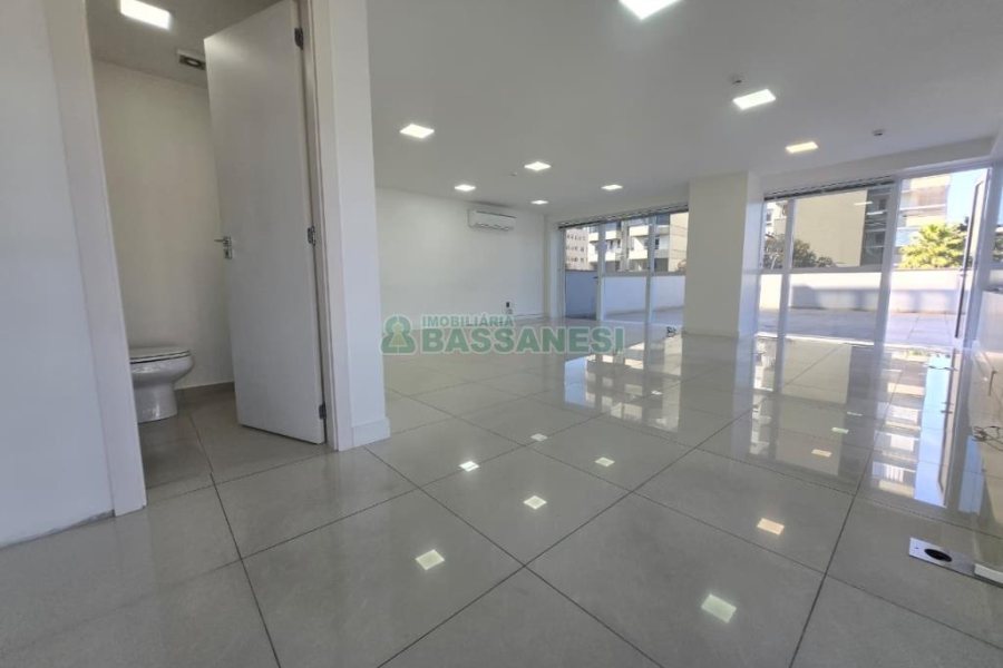 Sala com 65m², 2 vagas, no bairro Centro em Caxias do Sul para Alugar