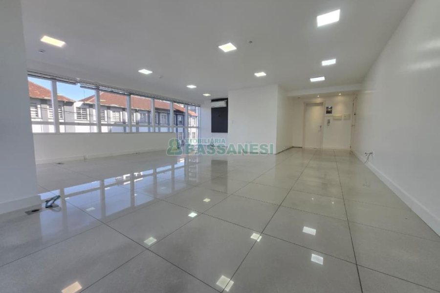 Sala com 65m², 2 vagas, no bairro Centro em Caxias do Sul para Alugar