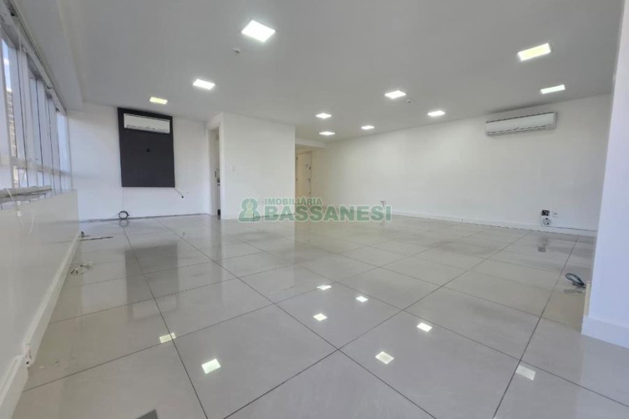 Sala com 65m², 2 vagas, no bairro Centro em Caxias do Sul para Alugar