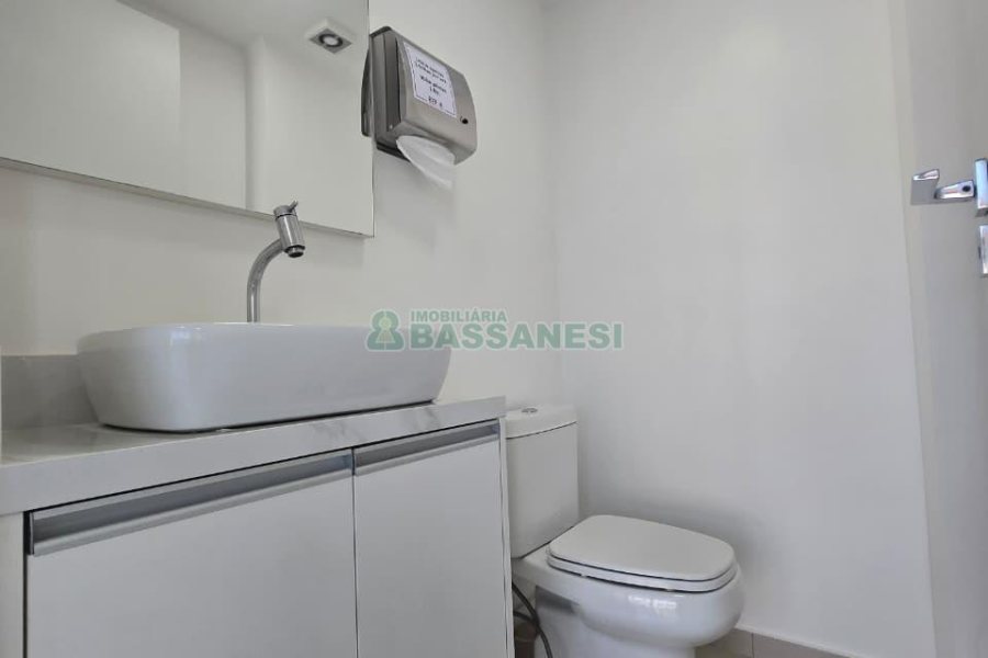 Sala com 65m², 2 vagas, no bairro Centro em Caxias do Sul para Alugar