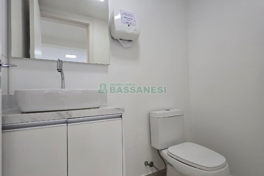 Sala com 65m², 2 vagas, no bairro Centro em Caxias do Sul para Alugar