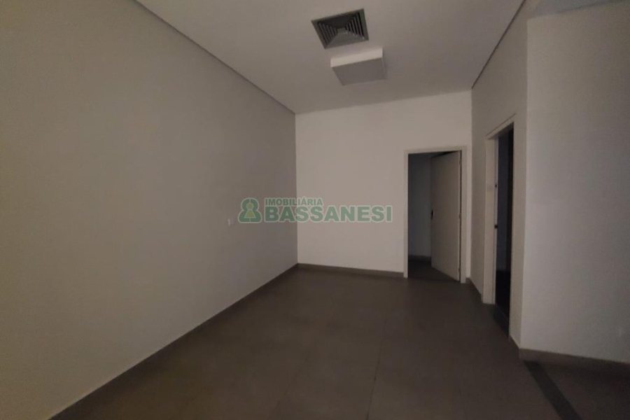 Loja com 350m², no bairro Lourdes em Caxias do Sul para Alugar