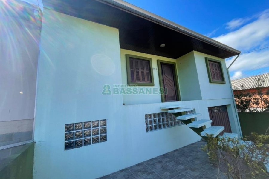 Casa com 200m², 2 dormitórios, 1 vaga, no bairro Santa Corona em Caxias do Sul para Comprar