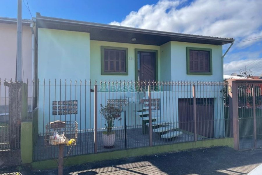 Casa com 200m², 2 dormitórios, 1 vaga, no bairro Santa Corona em Caxias do Sul para Comprar