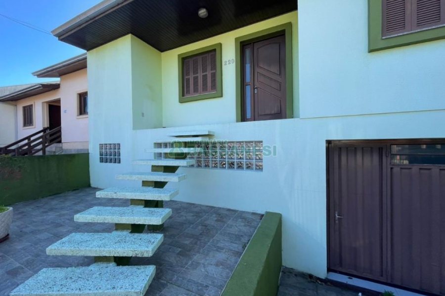 Casa com 200m², 2 dormitórios, 1 vaga, no bairro Santa Corona em Caxias do Sul para Comprar
