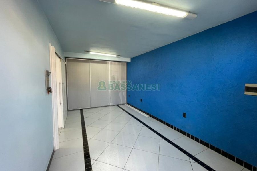 Casa com 200m², 2 dormitórios, 1 vaga, no bairro Santa Corona em Caxias do Sul para Comprar